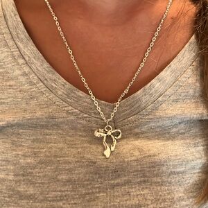 Silver bow necklace 🎀